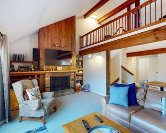Quechee Ski Hill home - steps to slopes - mountain views, AC & W/D - White River Junction - Living room