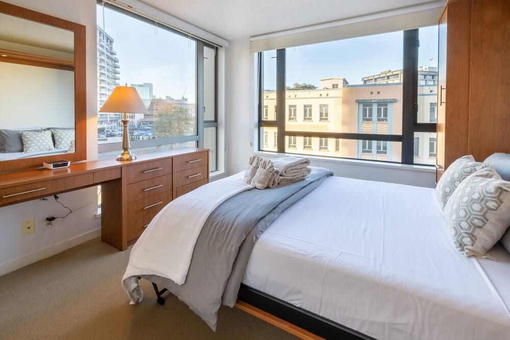Astoria Appeal- Ultimate Urban Experience by Victoria Prime! - Victoria - Schlafzimmer