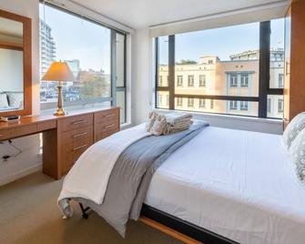 Astoria Appeal- Ultimate Urban Experience by Victoria Prime! - Victoria - Bedroom