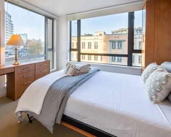 Astoria Appeal- Ultimate Urban Experience by Victoria Prime! - Victoria - Schlafzimmer