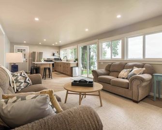 Stunning Eagle Lake - Newly Renovated Cabin - Battle Lake - Living room
