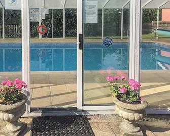 This conversion is more suited to couples or a small family. - Halesworth - Piscina