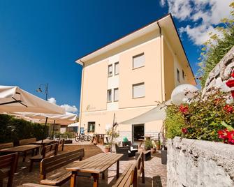 Hotel Martinelli - פייבה די לדרו - פטיו