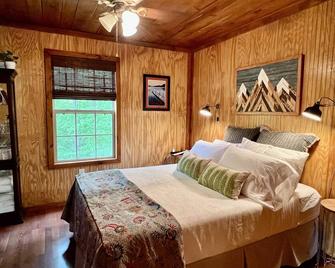 Lovely private cabin at Wolf Creek Marina sleeps 6 - Jamestown - Habitación