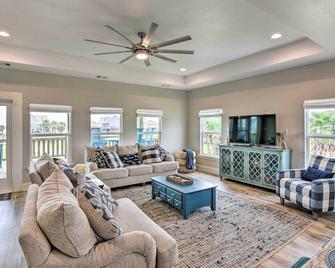 Crystal Beach Home w/ Deck Patio+Ocean Views - Bolivar Peninsula - Living room