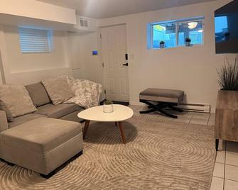 East Van Suite - 15 min walk to Commercial dr.-10 min drive to DT Van - Vancouver - Wohnzimmer