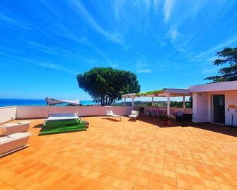 Alisea - Camere in villa con Piscina e parcheggio gratuito - Montesilvano - Patio