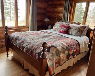 Lake Superior lakefront log cabin, forest, sauna, gazebo, peaceful retreat - Silver Bay - Bedroom