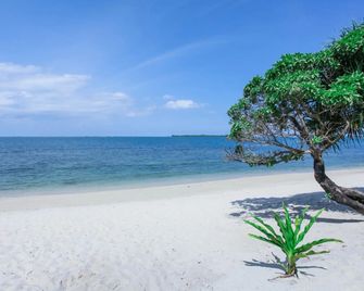 Trikora Beach Club and Resort - Tanjung Pinang - Beach