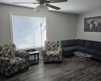 2-bedroom apartment in adorable Forest Lake with Central Heat and Air. - Forest Lake - Sala de estar