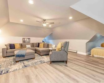 This apartment is a 0 bedroom(s), 1 bathrooms, located in Morgantown, WV. - Morgantown - Living room