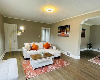 Sunroom Stargazer 2bedroom in West CLE - Cleveland - Living room