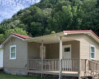 2 Bedroom 1 bath House on the New River - Hinton - Building