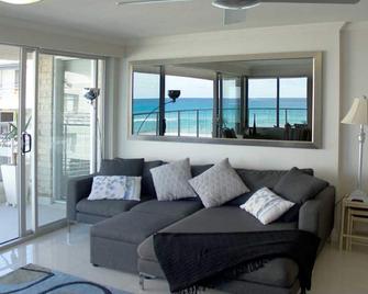 Pacific Surf Absolute Beachfront Apartments - Bilinga - Living room