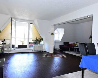 Cozy, Centrally Located Biz Apartment - Karlsruhe - Dining room