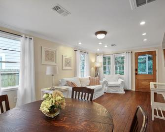 Cozy 2-bedroom cottage near Bay Saint Louis Harbor - Bay Saint Louis - Dining room