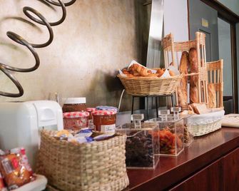 Kyriad Dijon Est Mirande - Dijon - Buffet