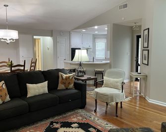 Lakeview Privacy in the Heart of Thomasville - Thomasville - Wohnzimmer