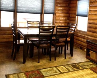 Stunning Log Cabin Rental with Amazing Views of Pioneer Peak near Anchorage, Alaska - Palmer - Dining room