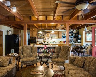 Mountain Harbour B&B and Hiker Hostel - Roan Mountain - Lounge