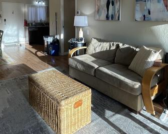 Comfortable & Spacious Borrego Springs Hideaway - Borrego Springs - Living room