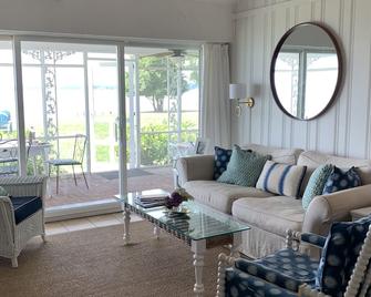 Waterfront River Home- Chesapeake Bay, Deltaville, VA. Pier and private beach - Deltaville - Living room