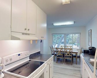 Atlantic Breeze #8 2 Bedrooms, 2 Bathrooms - Jekyll Island - Kitchen