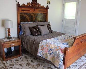 Santa's Par-Tee Getaway by Maple Hills Golf Course - Wittenberg - Bedroom