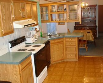 Cozy 3 bdrm country home BIG YARD and campfire area - Beech Creek - Kitchen