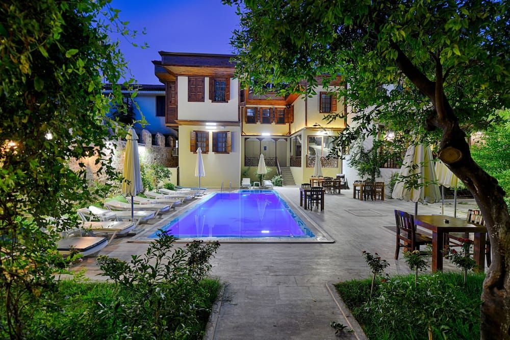 فندق هادريان غيت