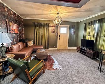 Bigfoot Bungalow-1bd1babalcony-Downtown Rs - Russell