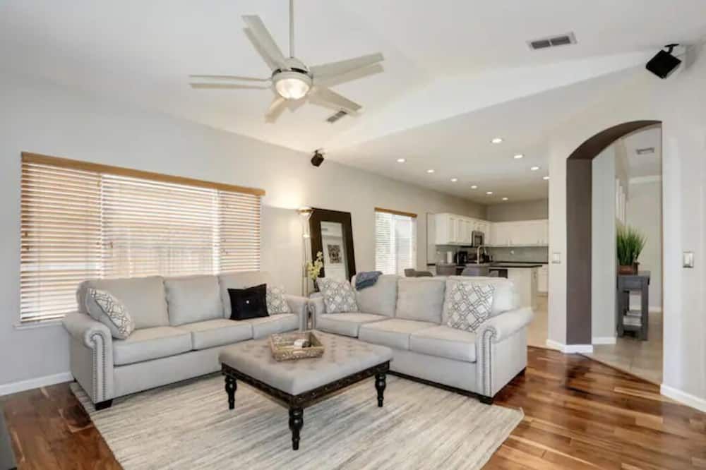 Luxurious spa-like oasis with pool, 4bdr/ 3br - Elk Grove - Living room