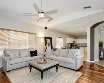 Luxurious spa-like oasis with pool, 4bdr/ 3br - Elk Grove - Living room
