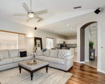 Luxurious spa-like oasis with pool, 4bdr/ 3br - Elk Grove - Living room