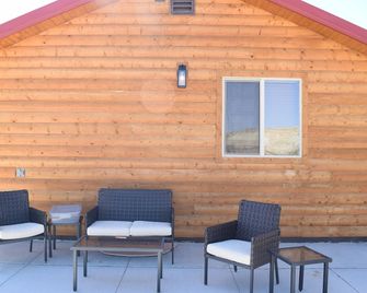 ADA accessible, quaint and spacious cabin in the heart of Bryce Canyon Country - Cannonville - Patio