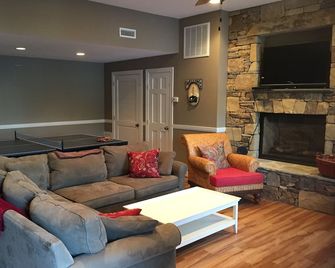 Lakefront Family-Focused Home 20 Minutes From Tiec - Landrum - Living room