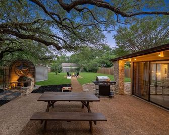 Backyard Oasis w/ Fire Pit + Photo Worthy Arch! - Cedar Park - Patio