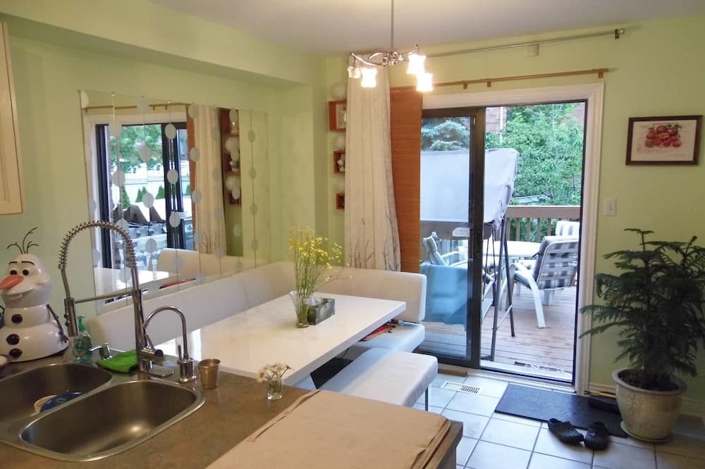 Perfect Family Vacation Home in Greater Toronto for Tourist Vacation Short Term - Aurora - Dining room