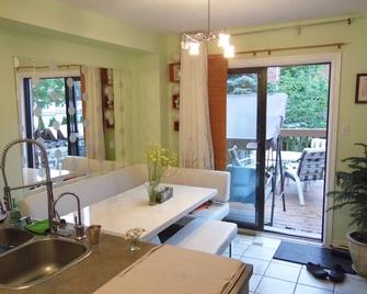 Perfect Family Vacation Home in Greater Toronto for Tourist Vacation Short Term - Aurora - Dining room