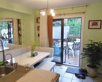 Perfect Family Vacation Home in Greater Toronto for Tourist Vacation Short Term - Aurora - Dining room