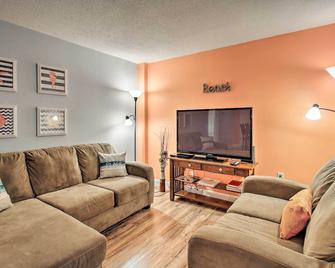 Resort Perks HH Island Condo with Beach Access! - Hilton Head Island - Sala de estar