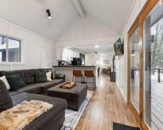 Beautiful Chalet at Schuss Mtn. - Golf, Wine, Torch Lake, Lake Bellaire, Shorts - Bellaire - Salon