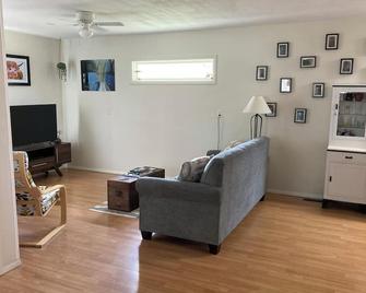 Comfortable and Modern Cottage, 10 Minutes from Tusculum University. - Greeneville - Huiskamer