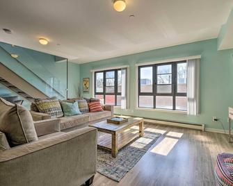 Downtown Saugatuck Condo, Near Oval Beach! - Saugatuck - Living room