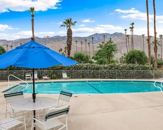 Welcome to the Grand Bahama. An updated condo in South PS with Mountain Views. - Palm Springs - Pool