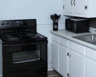 Beautiful 2bd Apt @ Jamesway In West End Area! - Winston-Salem - Kitchen