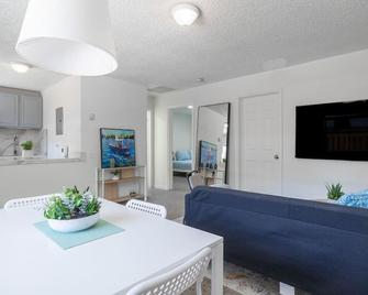 Stylish 2 Bed 1 Bath Withfree Parking! - Fort Lauderdale - Dining room