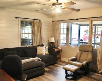 Snuggle up and relax with the whole family at this Ava home. - Ava - Sala de estar