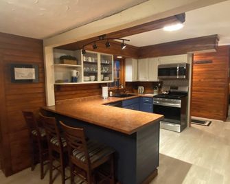 Cozy, country-feel, private, close to everything, for family & friends to gather - Onalaska - Kitchen