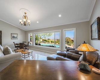 Updated Golf Course Home Mountain Views Heated Pool Sport Court Putting Green - Fountain Hills - Living room